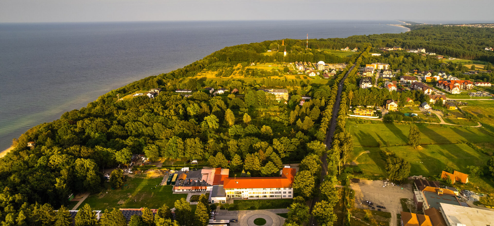 Dom seniora ROSE położony jest niedaleko Trójmiasta a dojazd z miast takich, jak Gdańsk, Gdynia i Sopot jest szybki i bezproblemowy