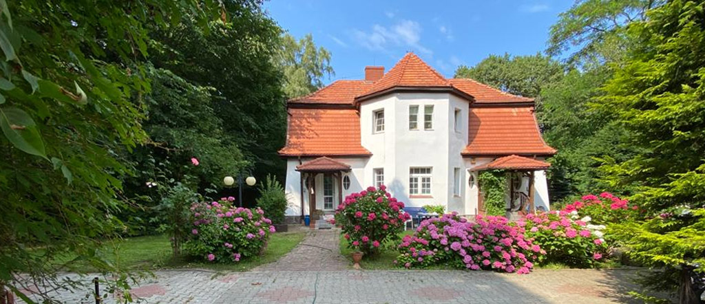 Dom seniora ROSE położony jest niedaleko Trójmiasta a dojazd z miast takich, jak Gdańsk, Gdynia i Sopot jest szybki i bezproblemowy