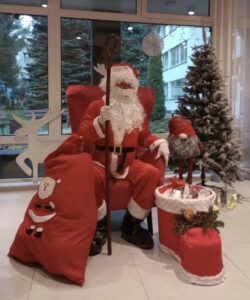 Besuch des Weihnachtsmanns bei ROSE Senior Resort.