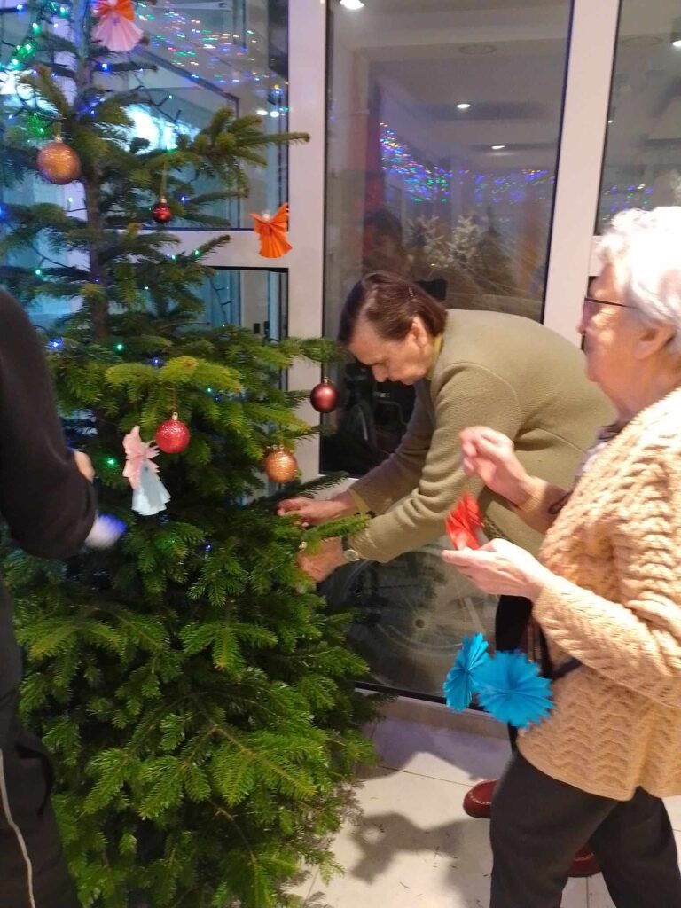 Mehr über den Artikel erfahren Den Weihnachtsbaum schmücken.